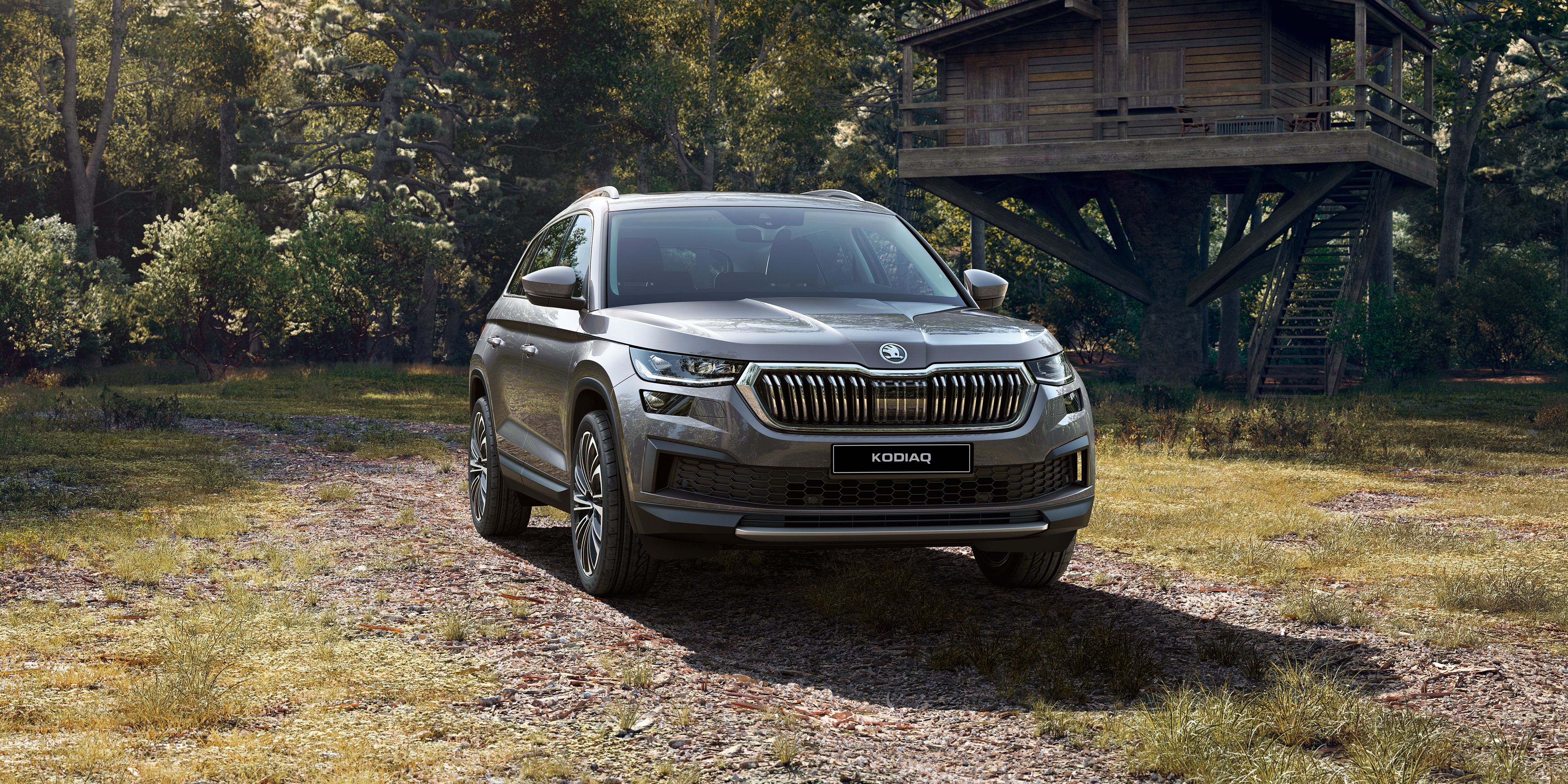 Ein Škoda Kodiaq fährt im Offroad-Gelände